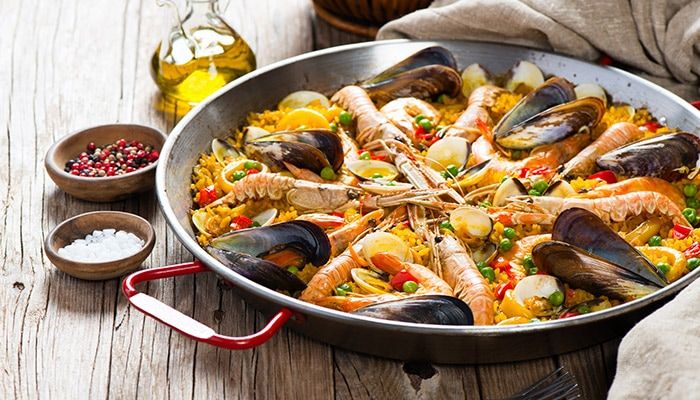 Paella jest typowym hiszpańskim daniem na bazie ryżu, wywodzącym się z okolic Walencji.